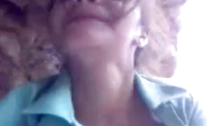 ჩამოშვებული მკერდის მქონე ცოლი საღამოს ქმარს ევასება.