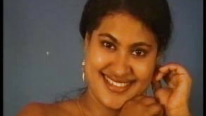 ორი დიდი უკანალით ქერა შეყვარებული შეყვარებულს ღრმა ყელში მინეტით ასიამოვნებს