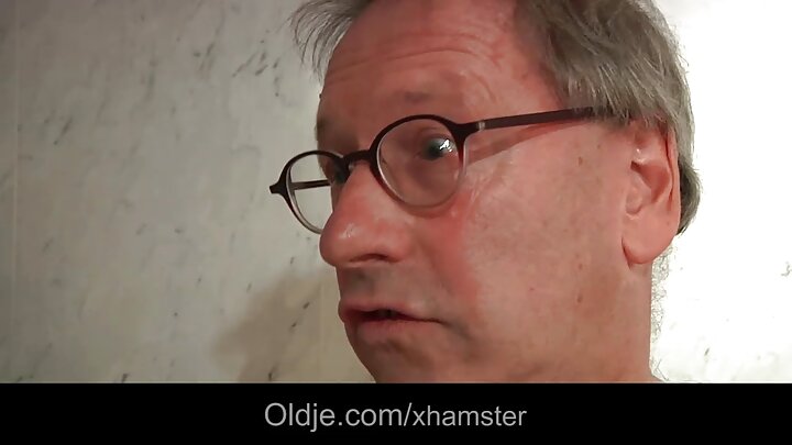 დიდი უკანალის მქონე პარიკმახერი კლიენტს მისი სველი საშოთი ემსახურება.