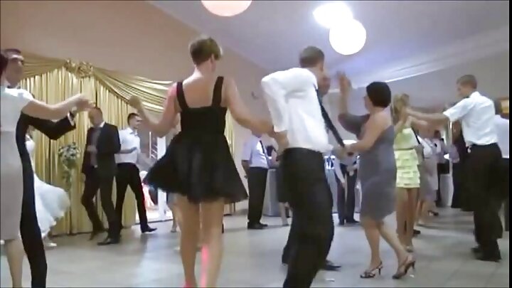 ლამაზი ქერა უკანალში ტყნაურობს მანამ, სანამ სახეზე არ გაიკეთებს