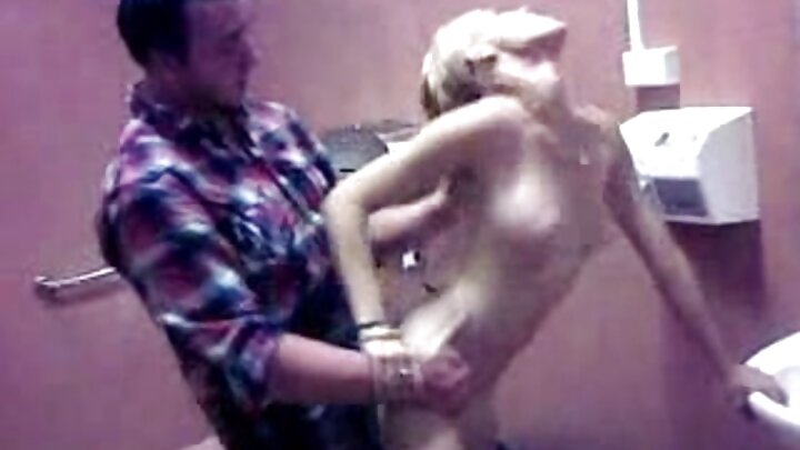 ქერათმიანი დედა ხვეულთმიან ბიჭს თავის საშოს სთავაზობს.